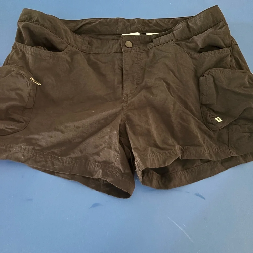 Columbia Women's black Cargo Shorts M